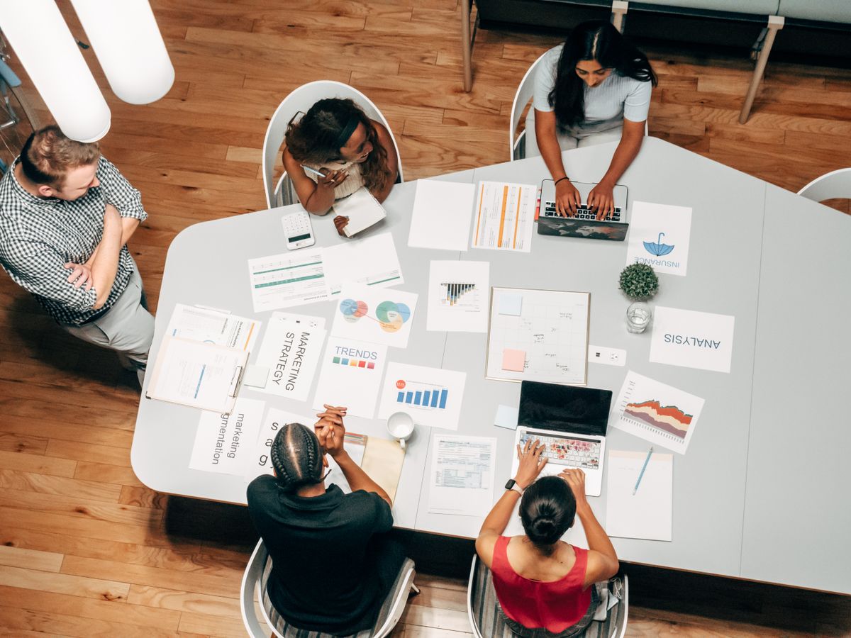 Colaborador revisando tareas linguisticas en portatil